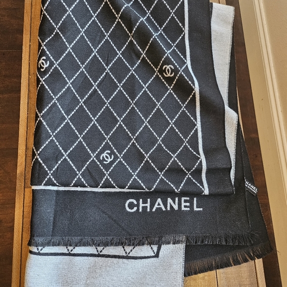 Scarf - Picture 1 of 8